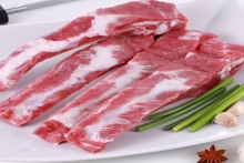 豬比人吃得好 黑豬肉價(jià)格怎能不高