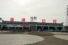 這個(gè)漂亮的小女孩為何吃得滿嘴“口紅”